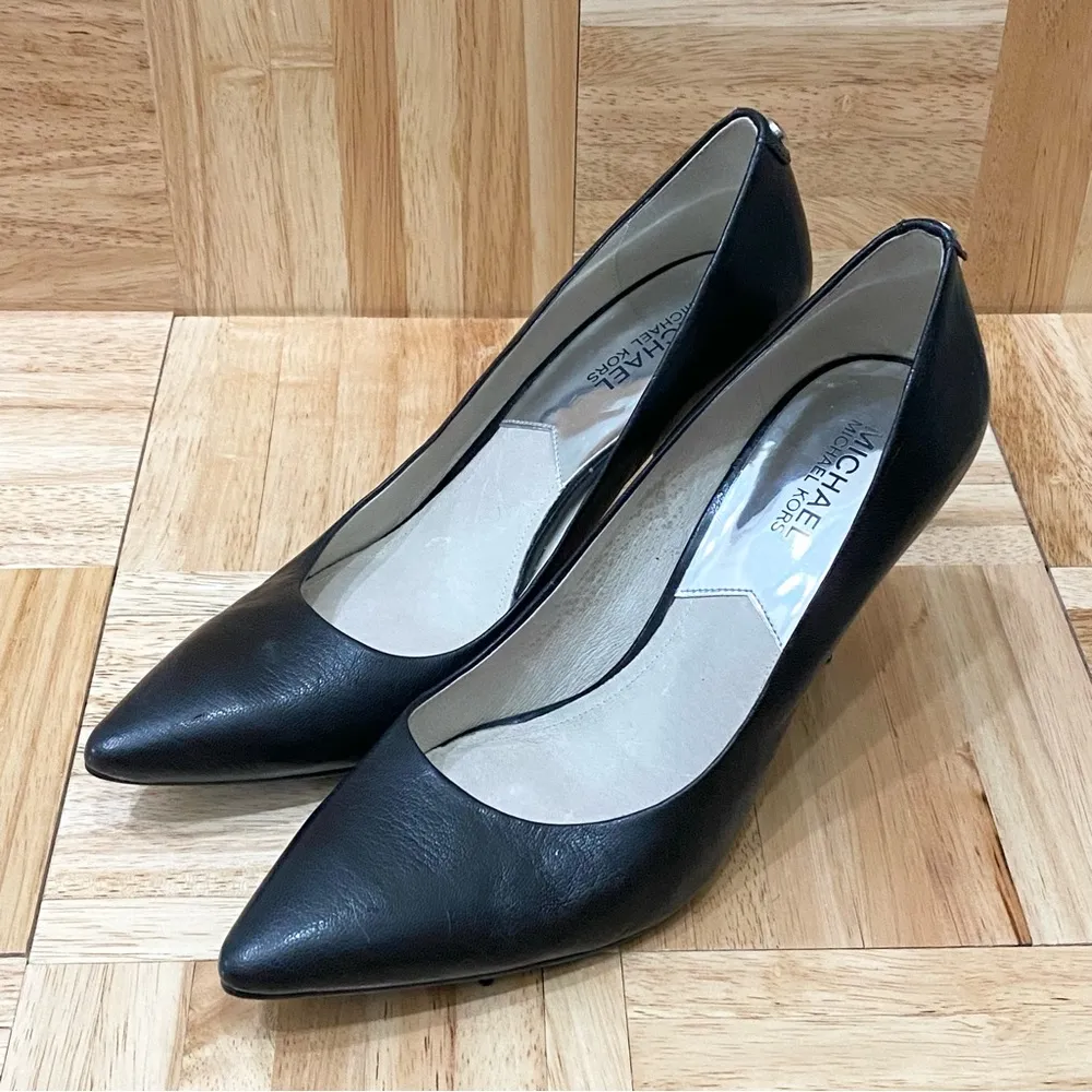 MICHAEL Michael Kors AO13E Black Leather Pointy Toe Classic Pumps Size 8.5M - Image 2