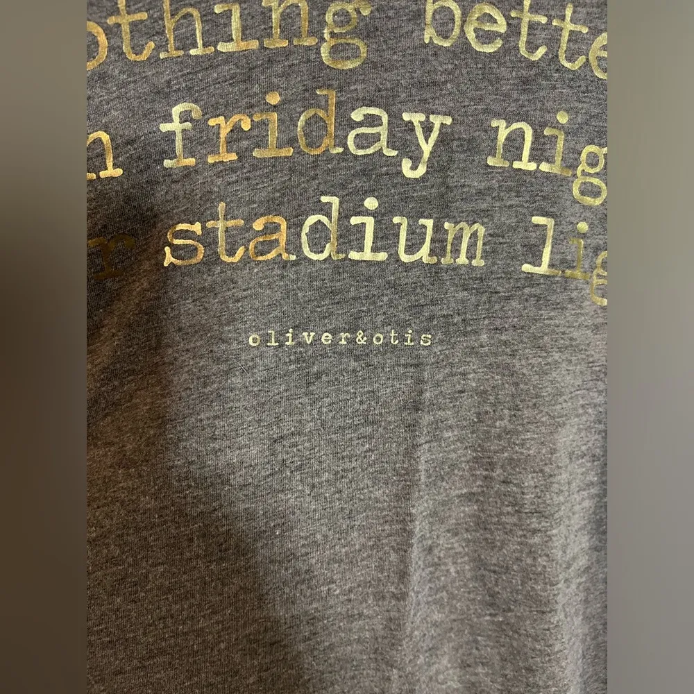 Oliver & Otis “Stadium Lights” Vinyl V Cut Grey Short Sleeve Top Size Small - Image 9