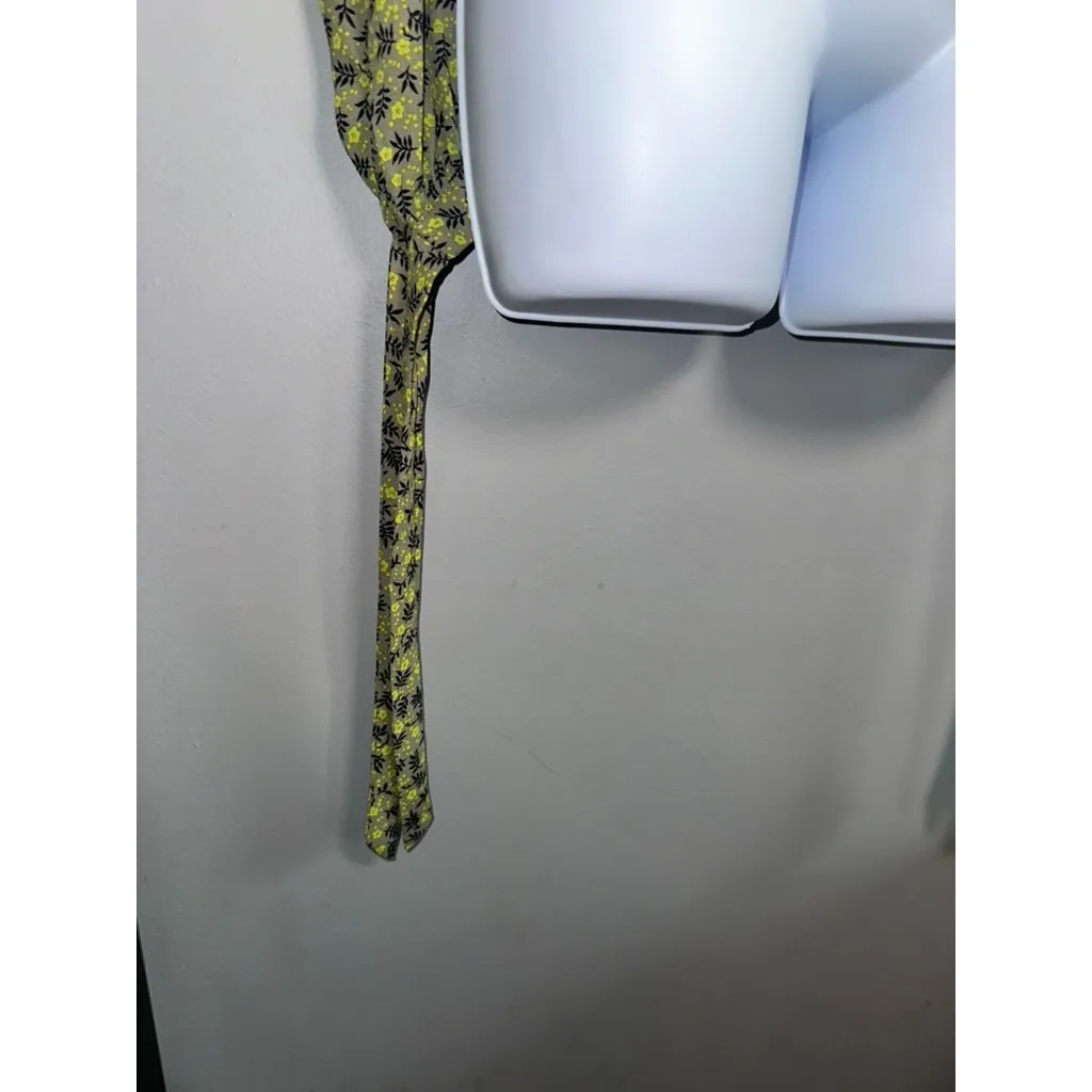 LOVE, WHITE BY WHITNEY PORT GREEN FLORAL RUFFLED HIGH V‎ NECK BLOUSE EUC SIZE 6 - Image 6