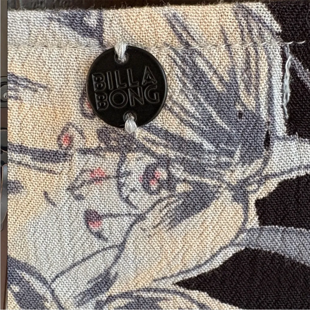 Like New Billabong Pretty Daylight Flared
Sleeve Black Floral Top Large - Image 8