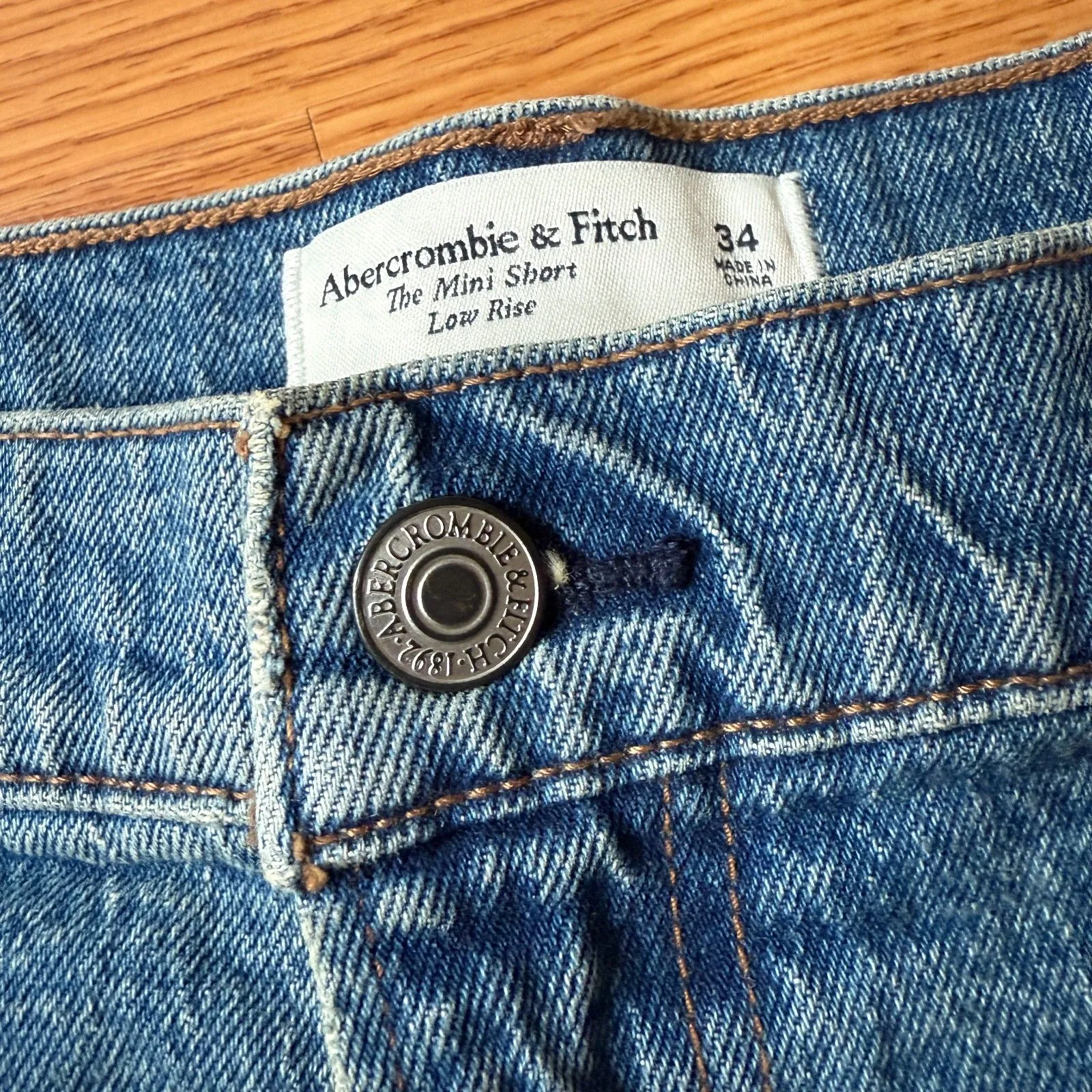 Abercrombie & Fitch The Mini Short Low Rise Size 34 - Image 3