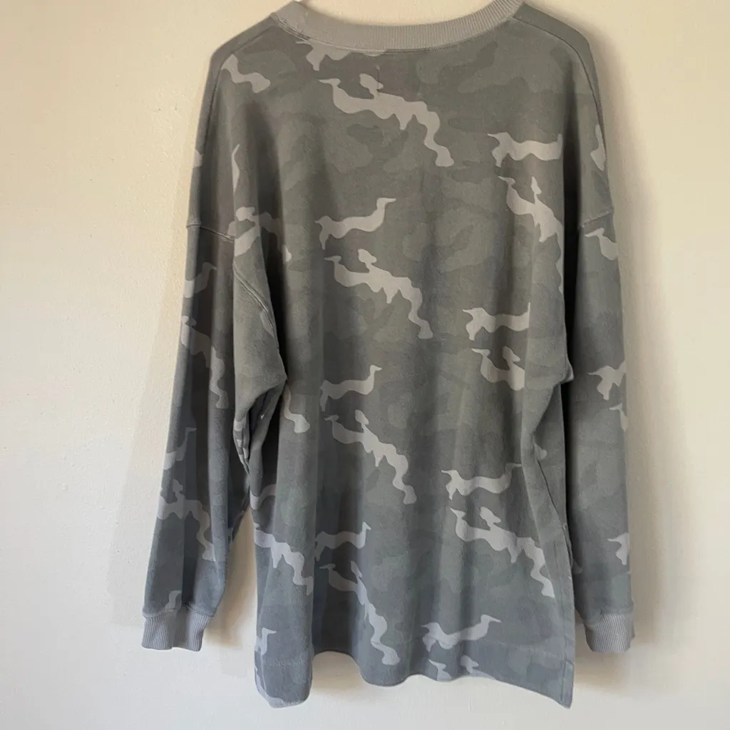 American Eagle Gray oversized Camouflage crewneck size medium jeggings fit - Image 8