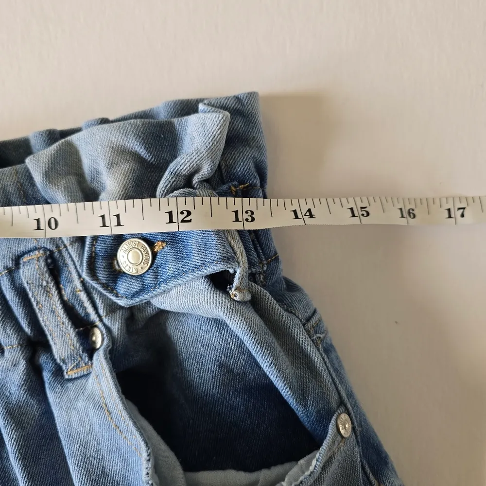 Almost Famous Crave Fame High-Rise Paperbag Waist Denim Shorts Size Large - Image 3