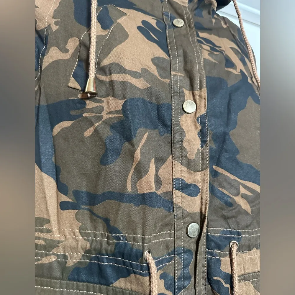 Miss London Black Label Cotton Blend Camouflage Hooded Waist Cinched Jacket - Image 4