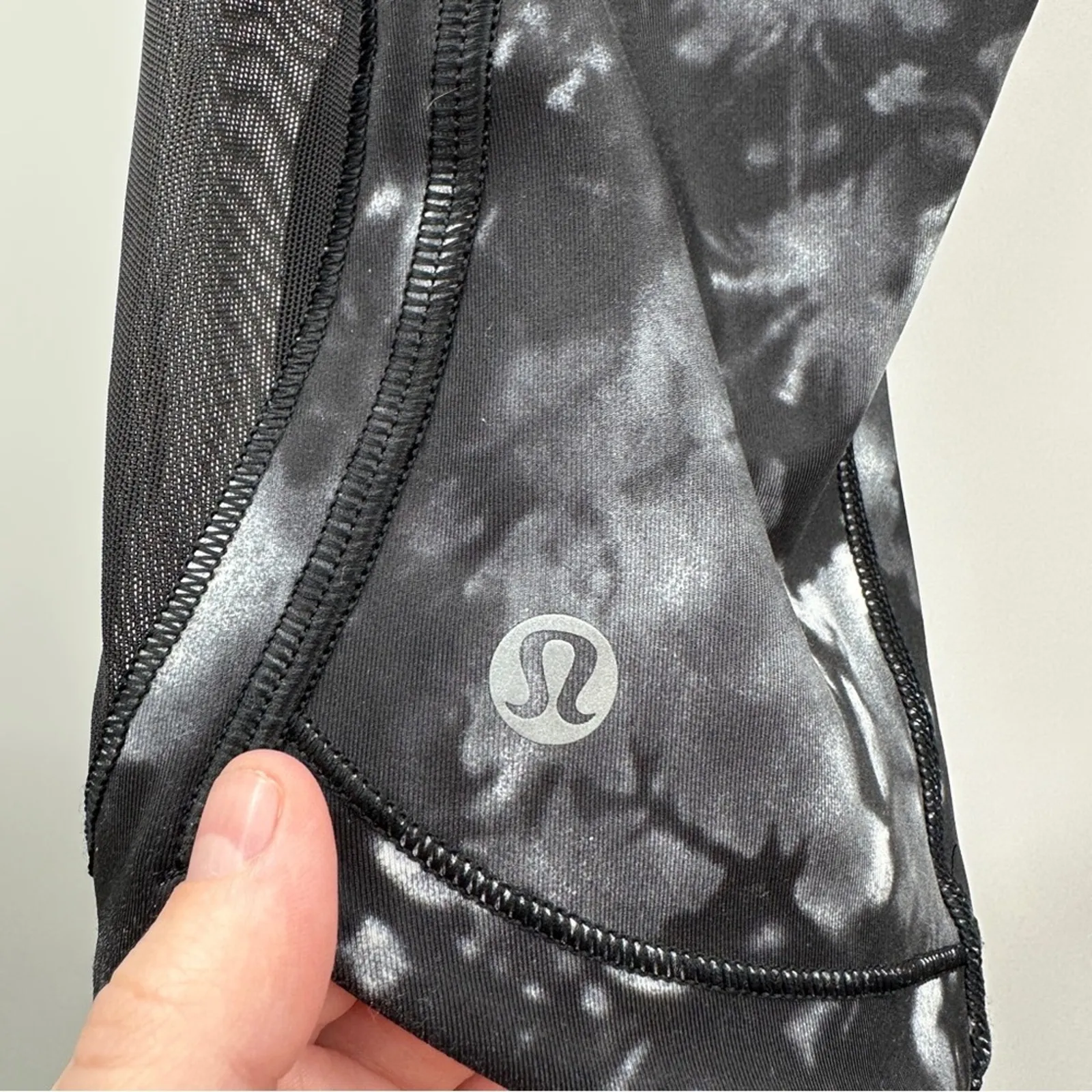 Lululemon Sun Runner Crop Leggings in Dusk Dye White Black Size 6‎ - Image 5