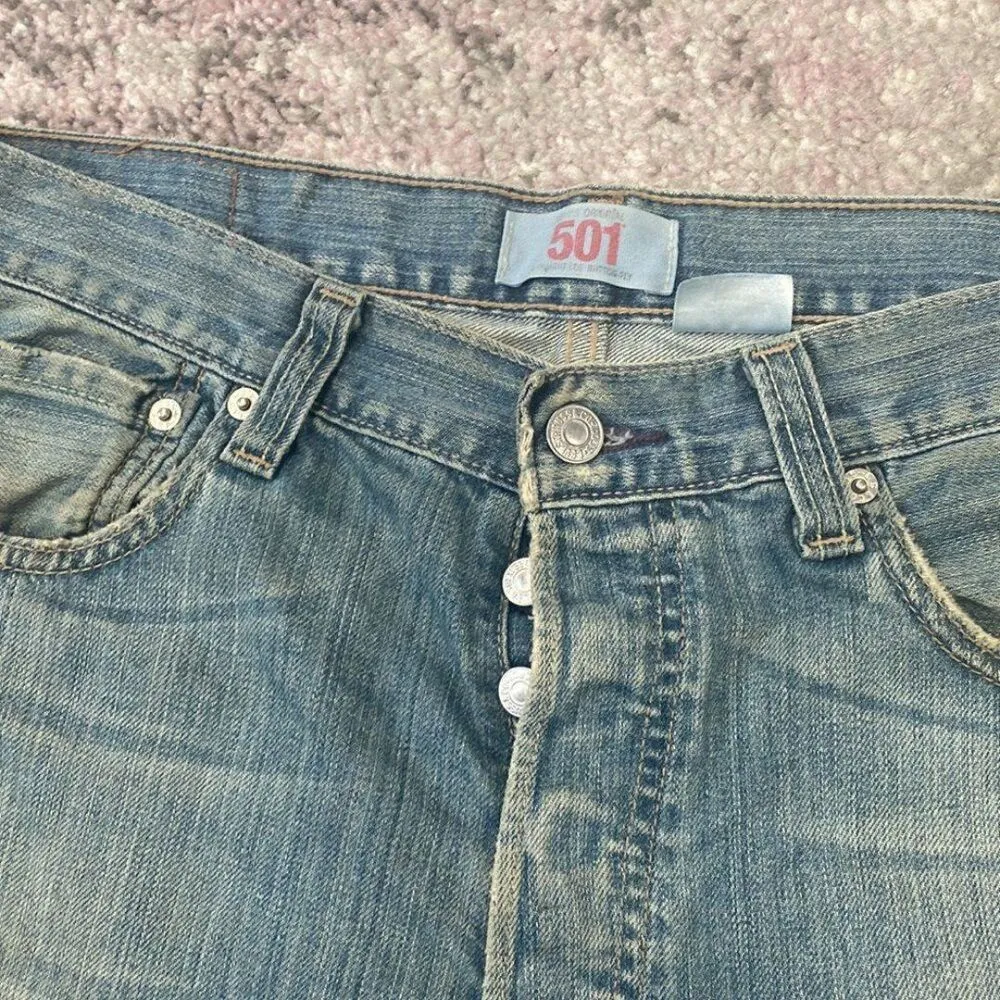 Levi's Women's Light Wash 501 Button Fly Denim Cut Off Denim Jean Shorts Sz 33 - Image 2