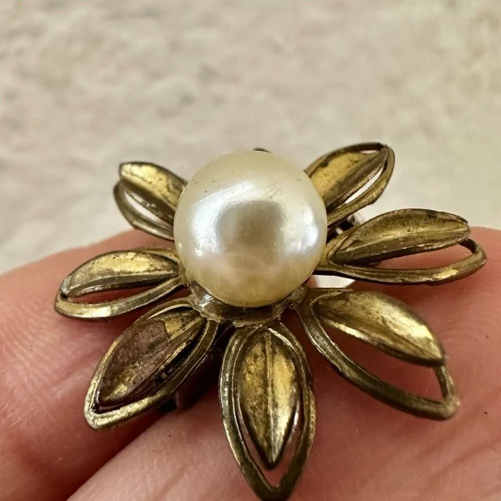 Vintage gold tone faux pearl flower brooch - Image 3