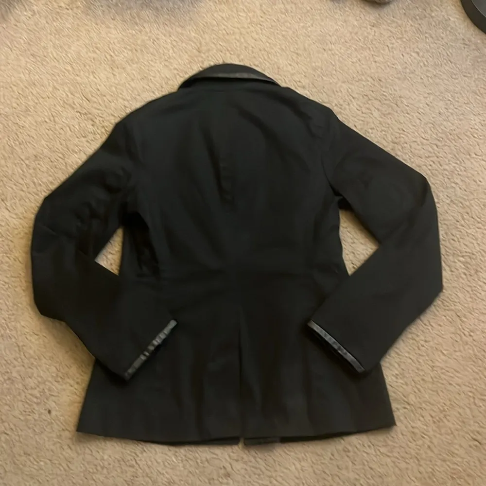 Banana Republic fitted jacket with leather detail on collar and bottom of sleeve - Image 5