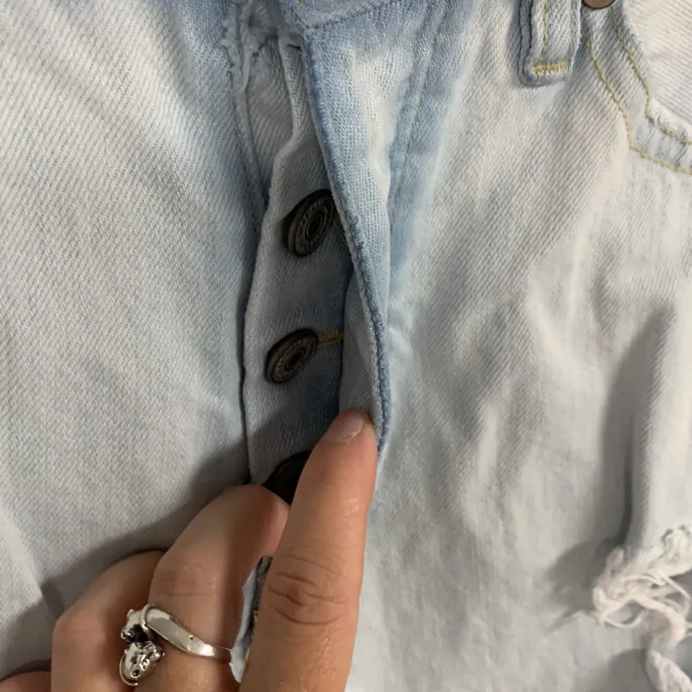 KanCan Light-Wash Distressed Button-Fly Jeans Size 5/26 - Image 3