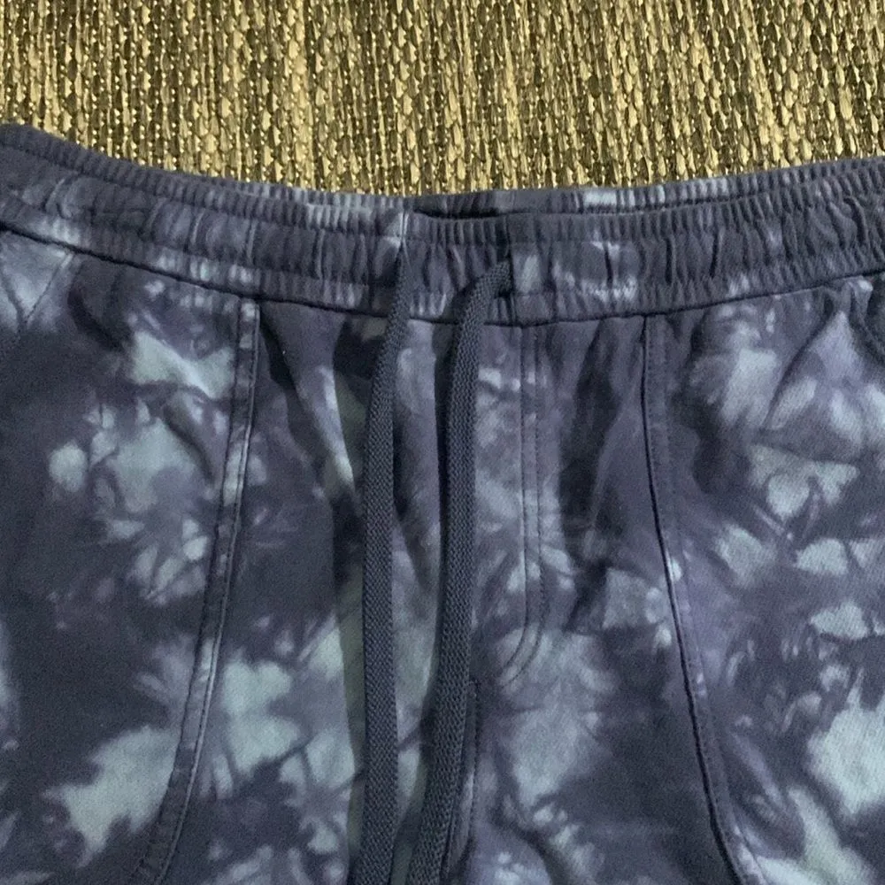 Athleta Farallon tie dye shorts size M - Image 3