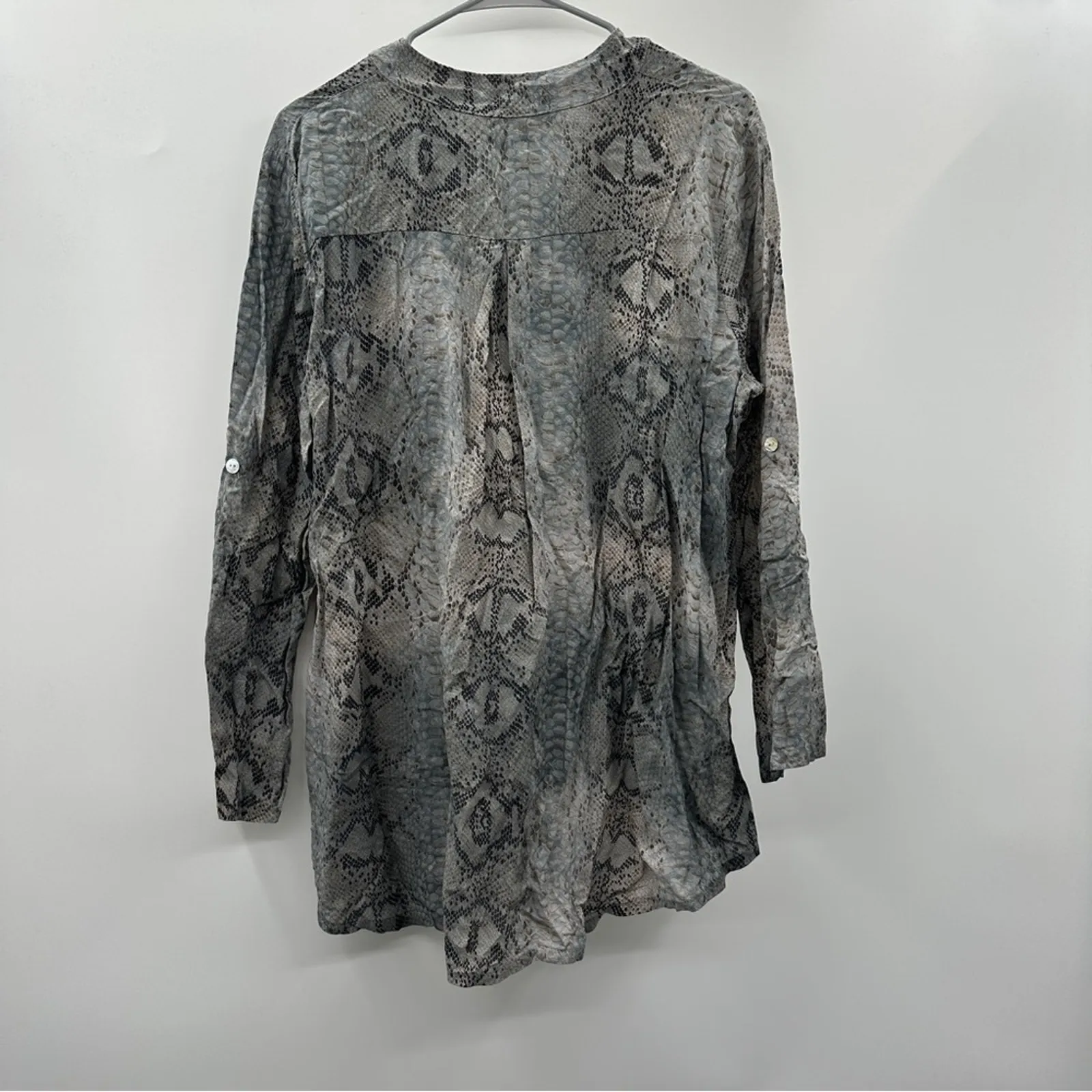 Cherish Made‎ in Italy Gray Snakskin Print Long Sleeve Quarter Button Top Size M - Image 4