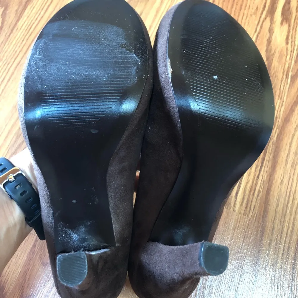 APOSTROPHE Brown Faux Suede Heels Size 8 - Image 7