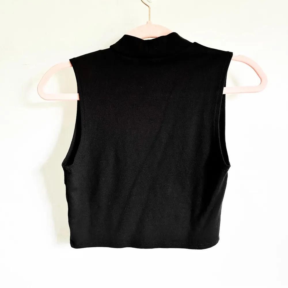 Forever 21 Black Mock Neck Sleeveless Crop Top sz Medium - Image 5
