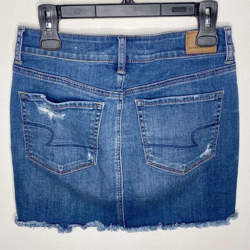 American Eagle distressed denim hi-rise mini skirt fringe hem size 8 - Image 2