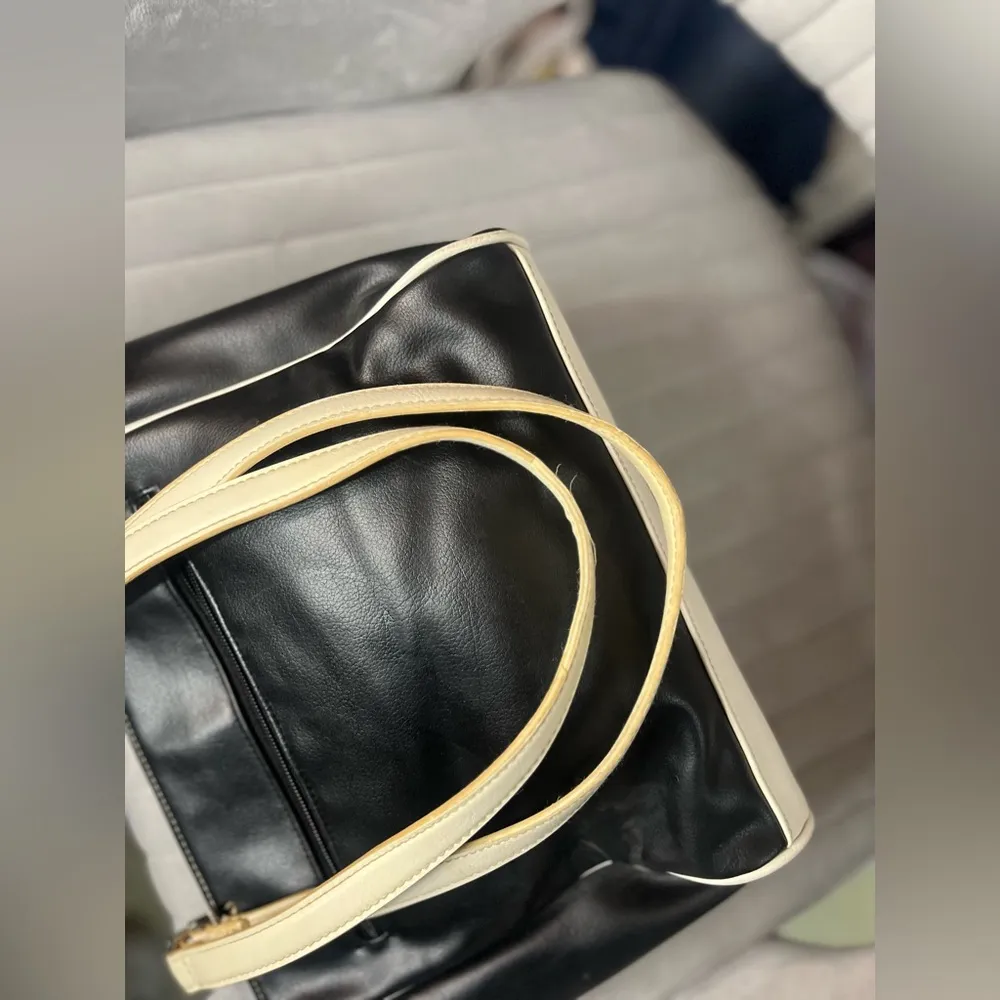 Letter A medium sized fashion bag Black - Image 2