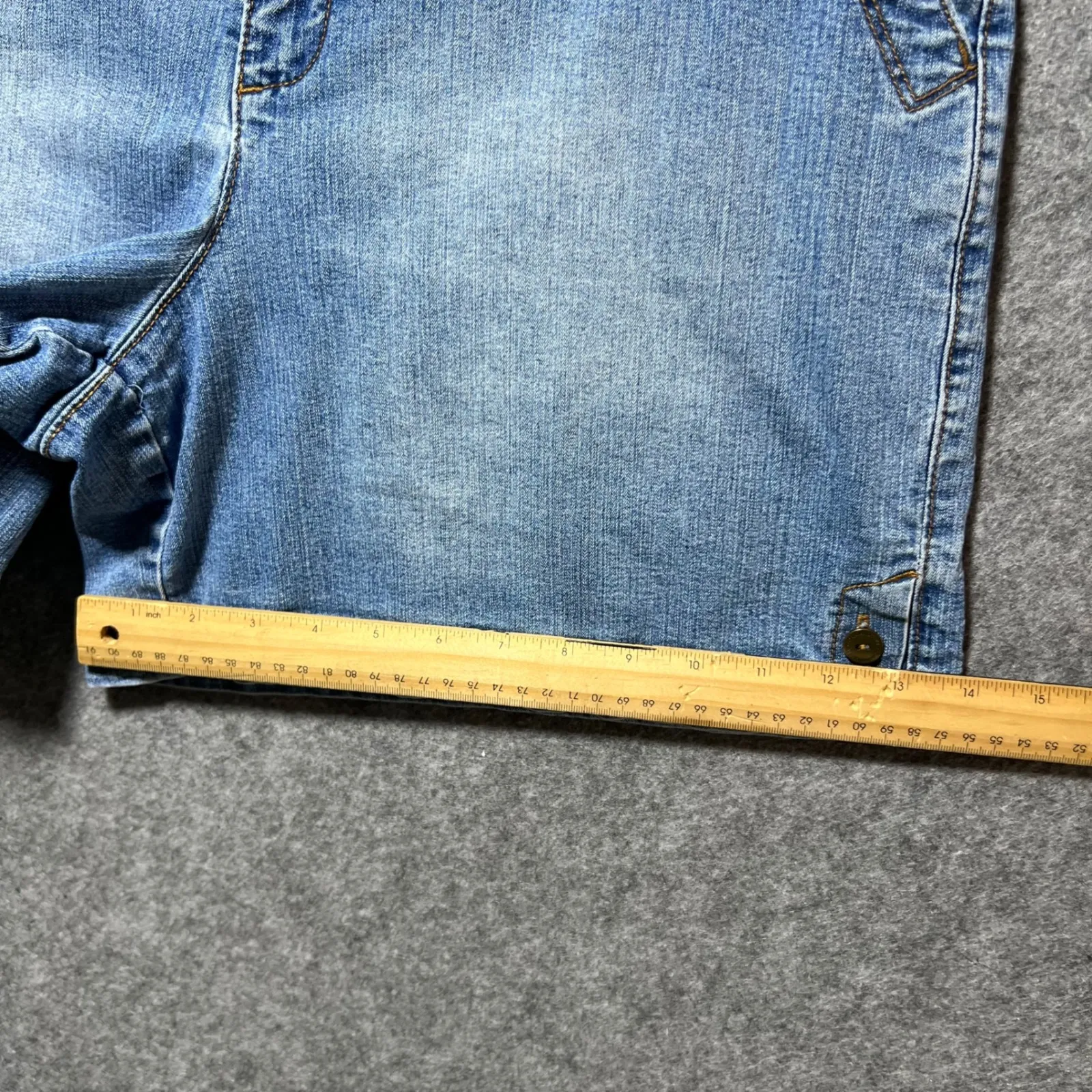 Gloria Vanderbilt All Around Slimming Shorts Women Size 16 Light Wash Denim - Image 4