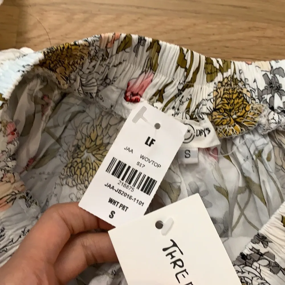 LF floral off the shoulder crop top ruffle hem - Image 8