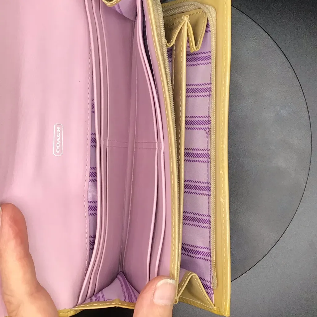 COACH PENELOPE EMBOSSED BEIGE SIGNATURE SLIM ENVELOPE PATENT LEATHER - Image 7