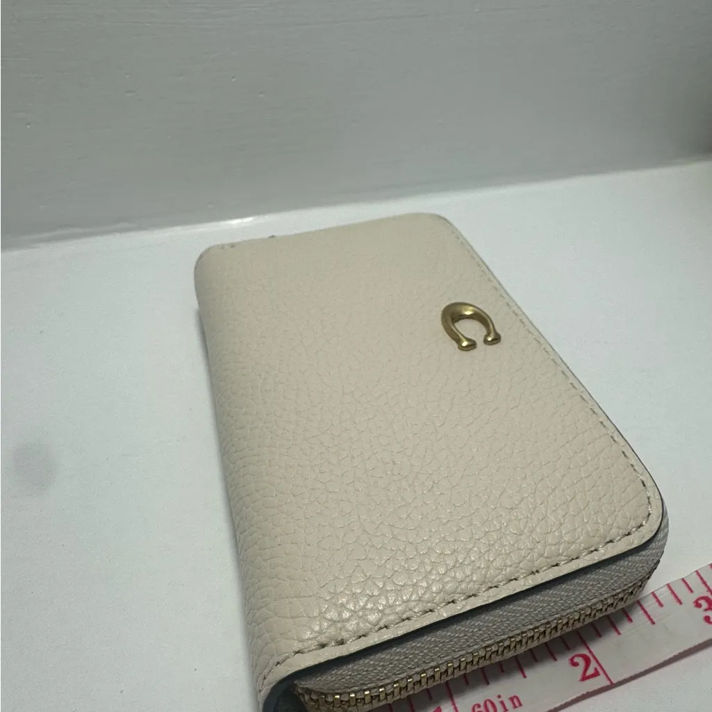 Coach  Essential Small Zip Around Card Case In brass/ Chalk - Image 3