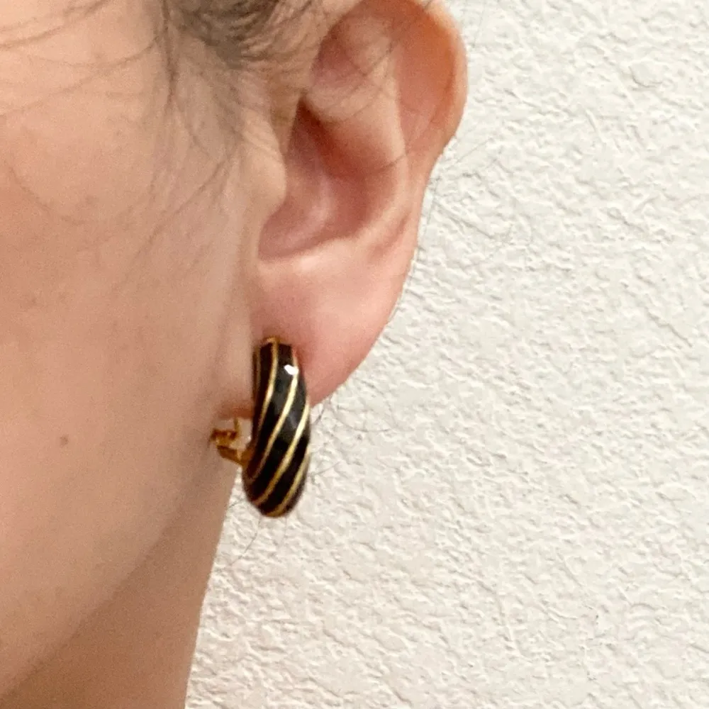 Vintage Unsigned Black Enamel Gold - Image 2