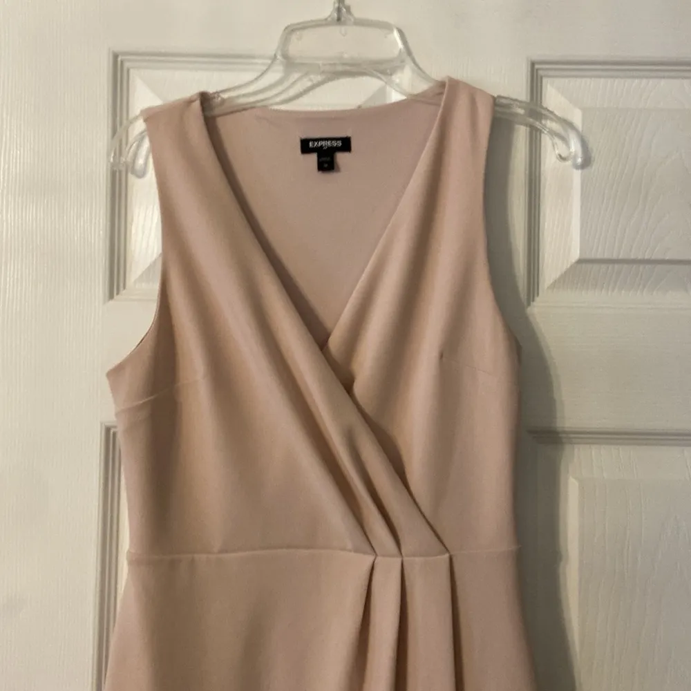 EXPRESS light pink  Tan Sleeveless Sheath Dress V-neck Cocktail size XS excellen - Image 2