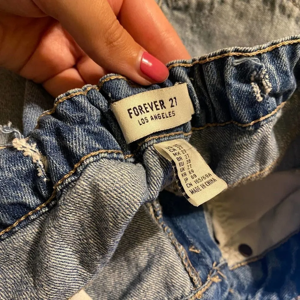 Forever 21 Distressed Cuffed Jean Shorts Size 27 Denim 100% Cotton Ripped Blue - Image 4