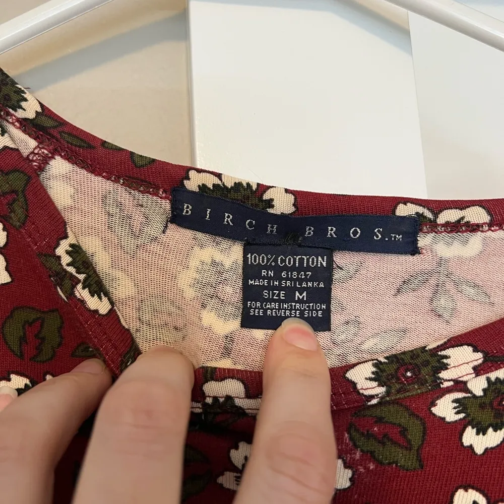 Red and White Fitted 3/4 Sleeve Shirt Size M - Image 3