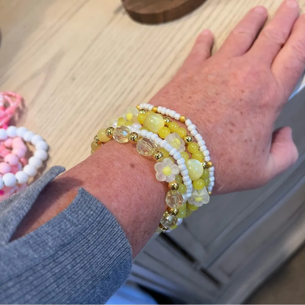 Beaded stretchy friendship bracelets flowers yellow gold white - Image 6