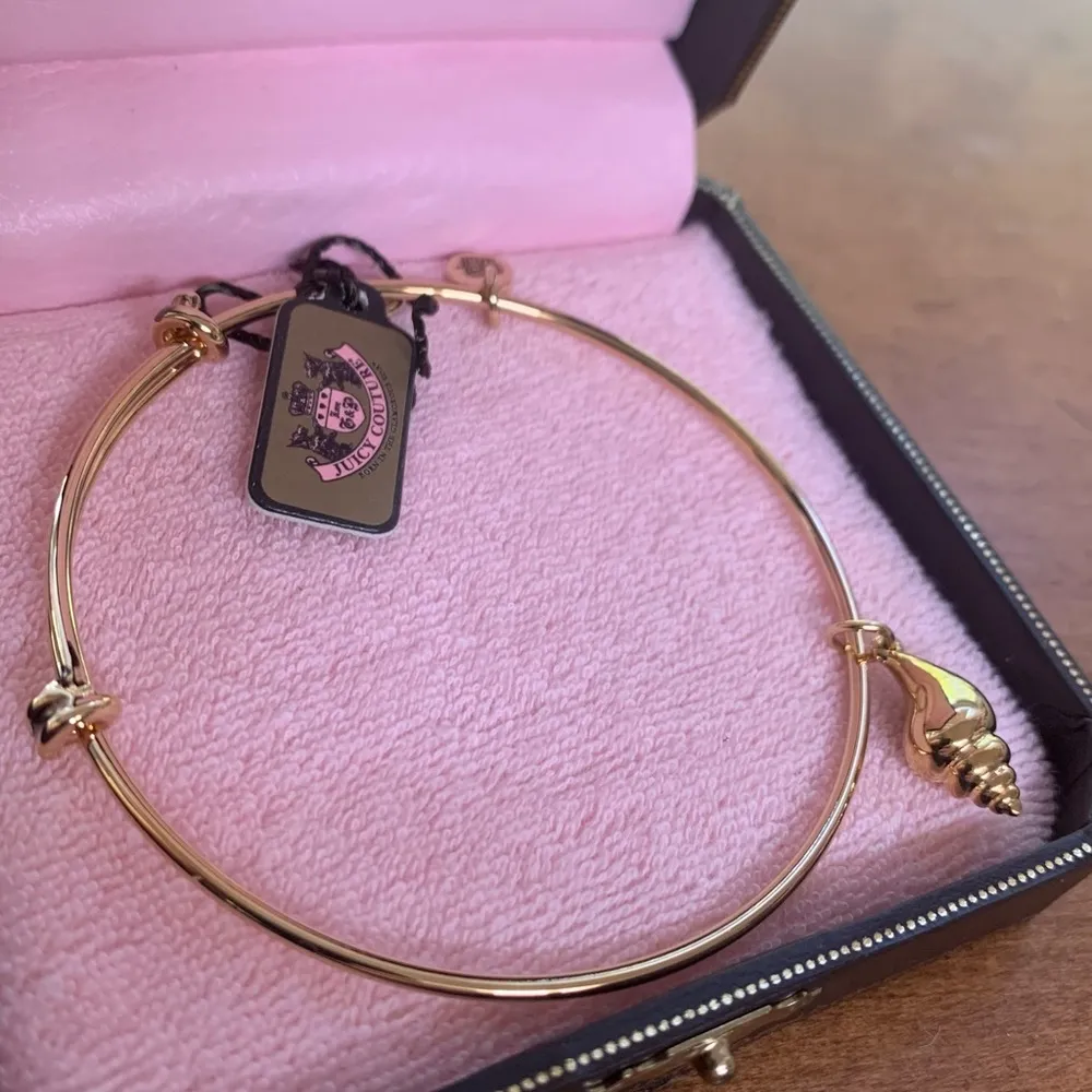 Retro  Pam Gela Gold Seashell Charm Fun in the Sun Bangle Bracelet - Image 5