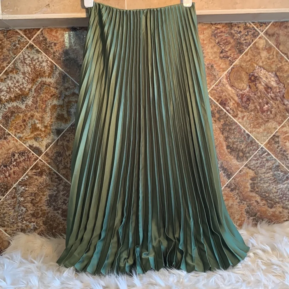 Women’s House of Harlow 1960 Emerald Green Pleated Midi Maxi Skirt Size Medi - Image 3