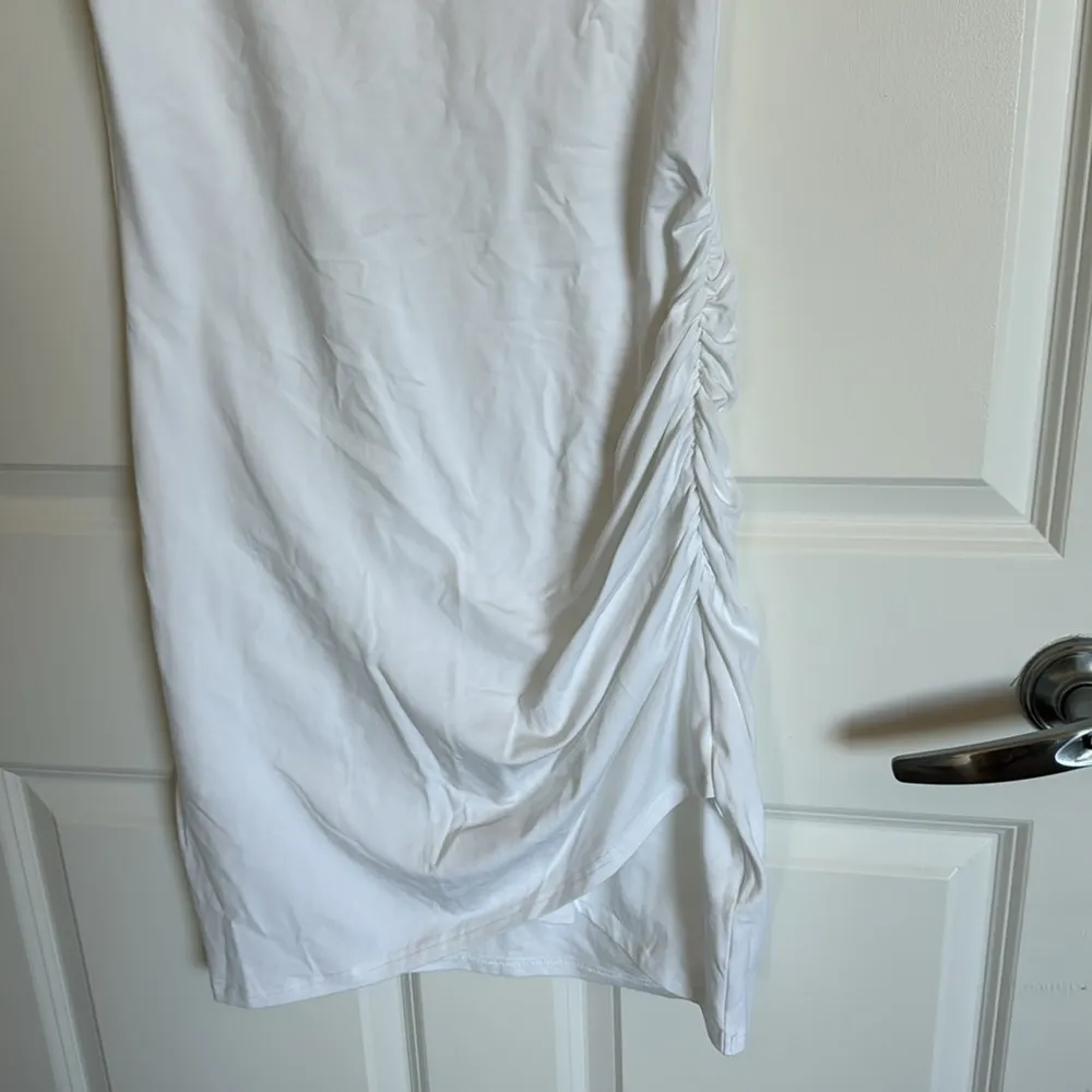Like new stretchy white dress with rouched sidedetail, size large - Image 2