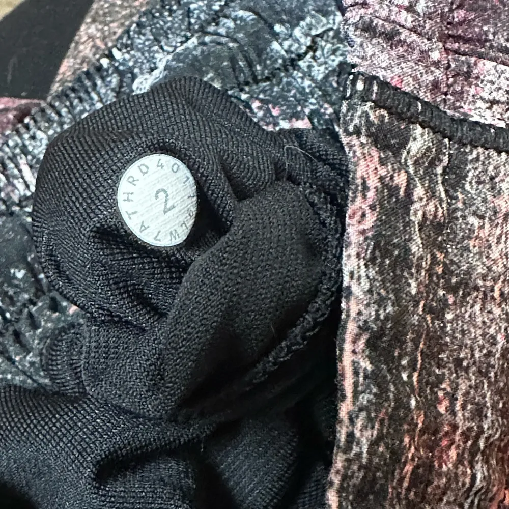 Lululemon Hotty Hot Short II *2.5" Azurite Poppy Coral Multi / Black Size 2 - Image 4