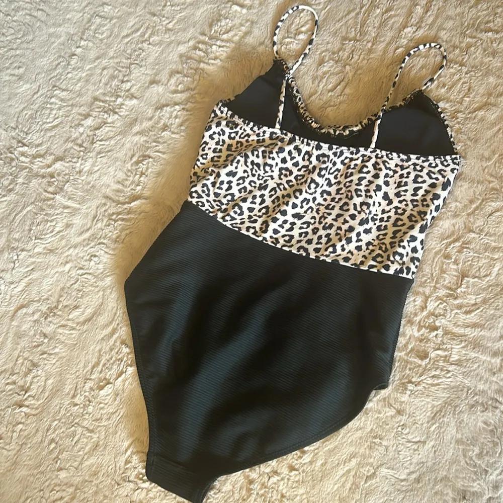 one-piece swimsuit in size M (7-9) - Image 9