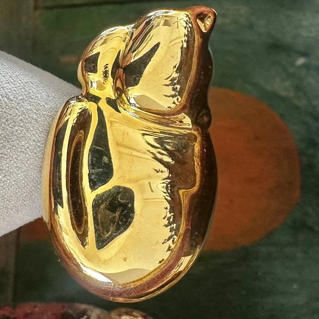 Liz Claiborne – Vintage Gold-Tone Sleeping Cat Brooch - Image 2