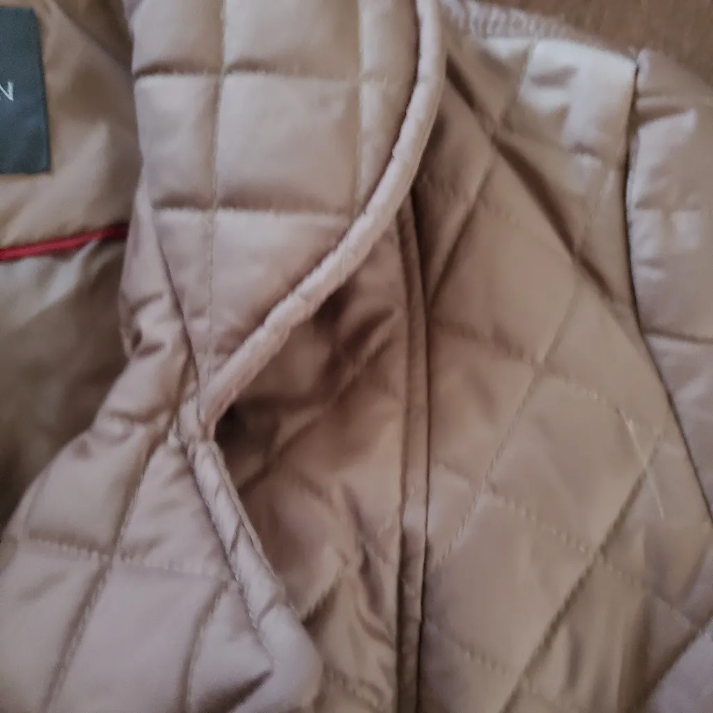 Jacket size Large quilted in tan color with pockets  Covington - Image 4