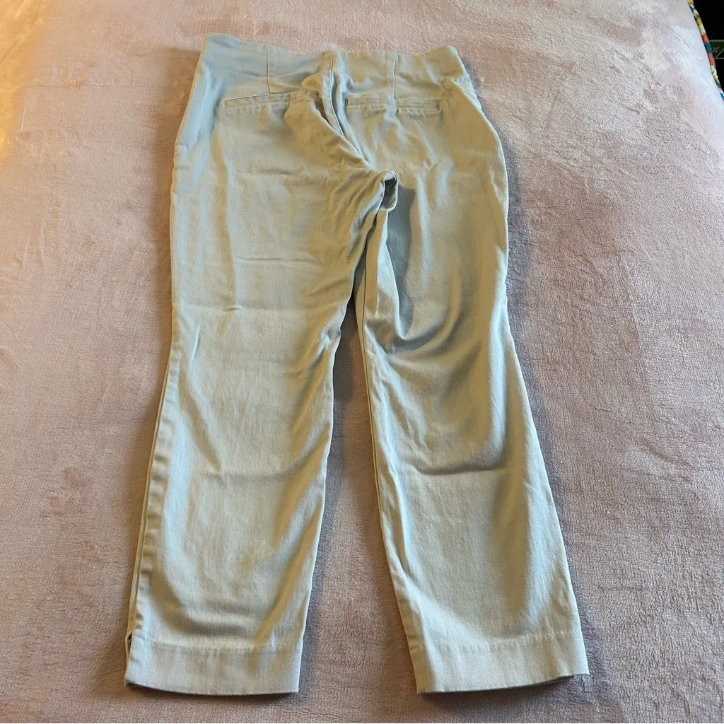 Old Navy Wow pant capri in shade bone stretchy lightweight size 8 - Image 2