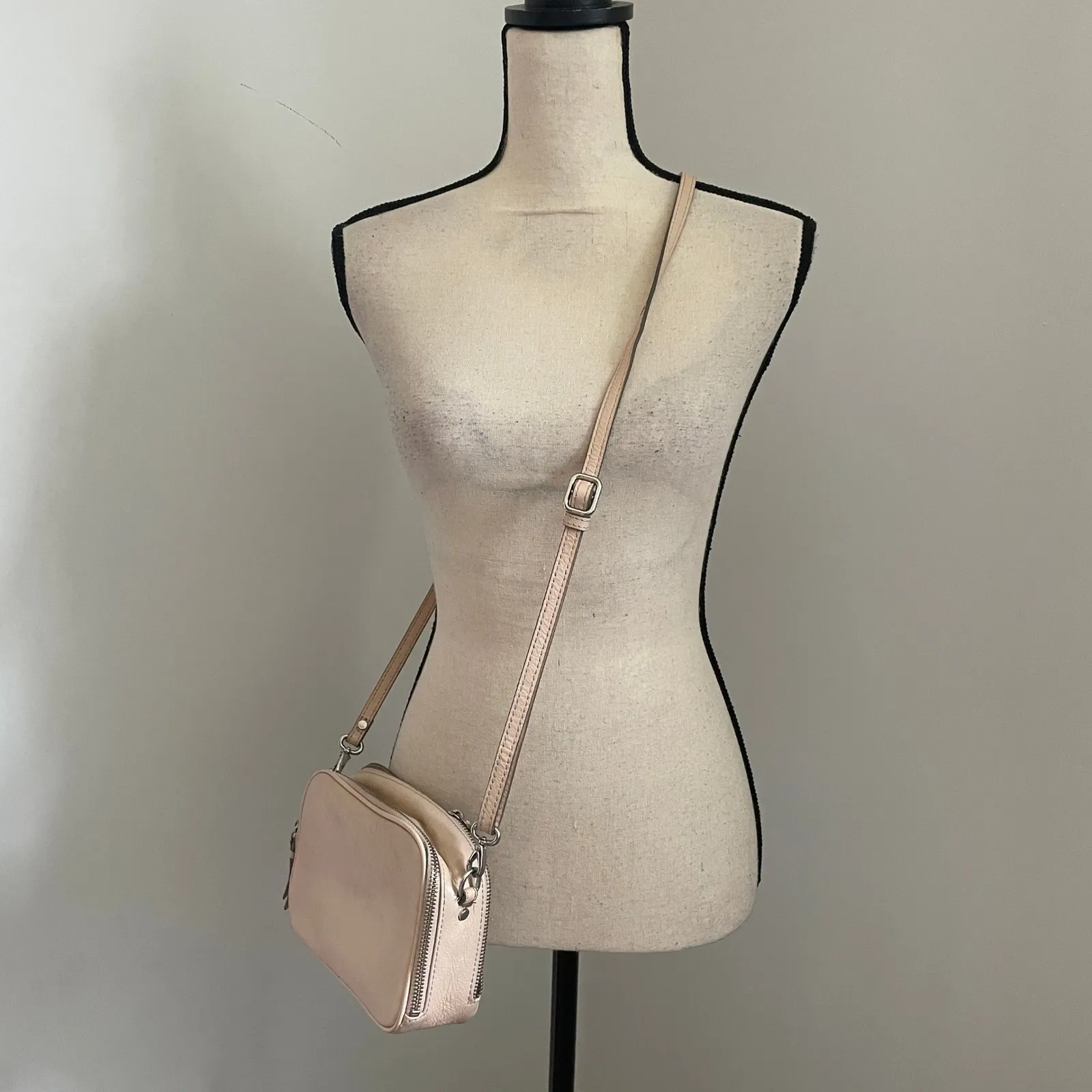 Neutral Leather‎ Crossbody Bag Zip Up Adjustable Strap Banana Republic Soft Girl - Image 4