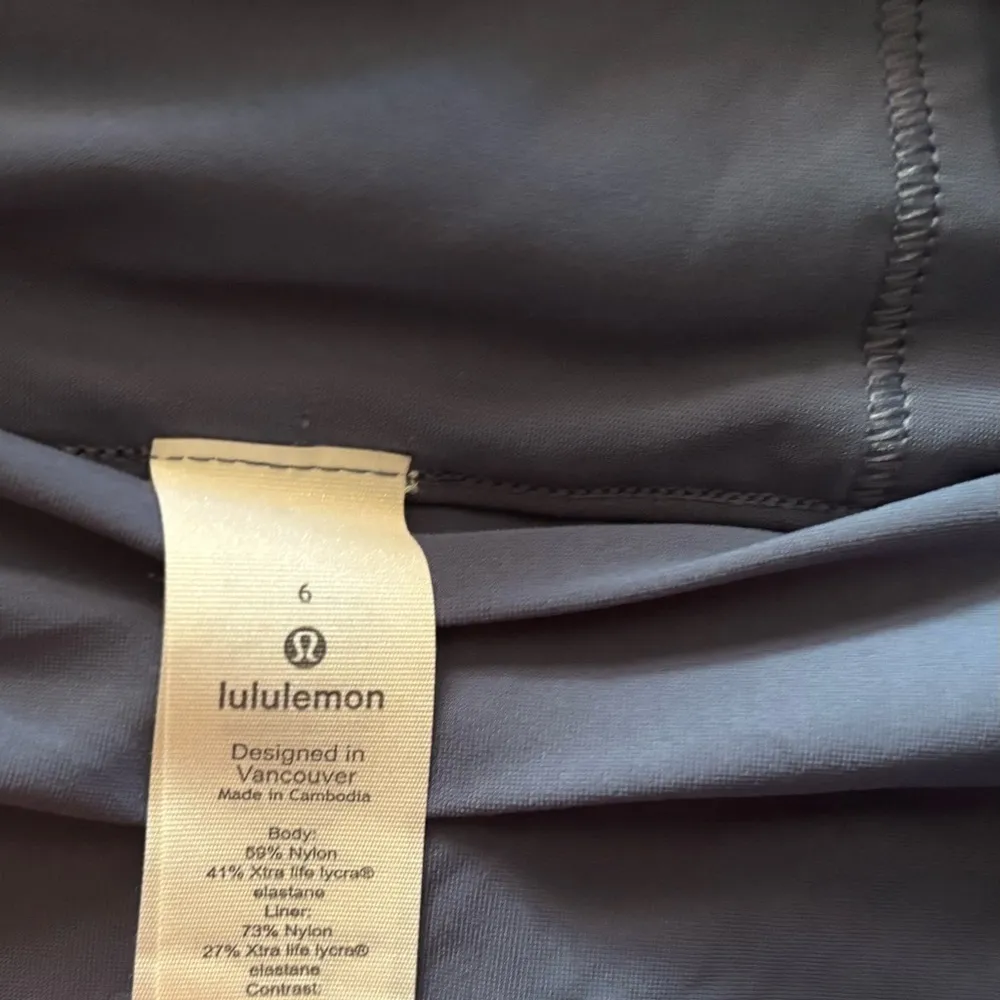 Lululemon ladies print lined  shorts size 10 blue 2" inseam great condition - Image 3