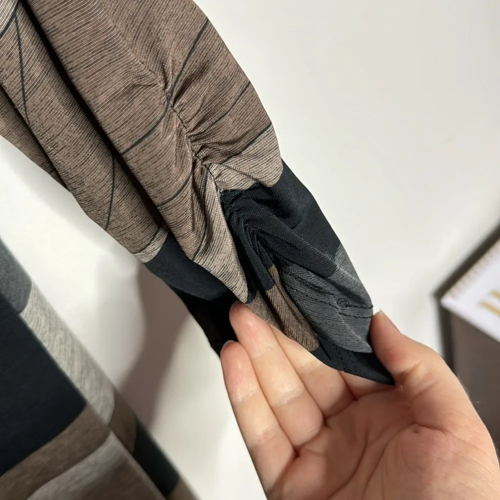 Lapis Ruched 3/4 sleeve Abstract Print V - Image 5