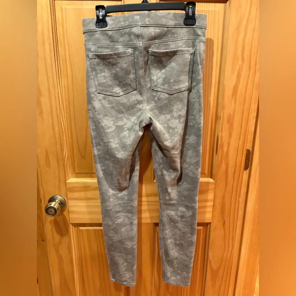 Spanx Jean-ish Ankle Leggings camo women’s M - Image 3
