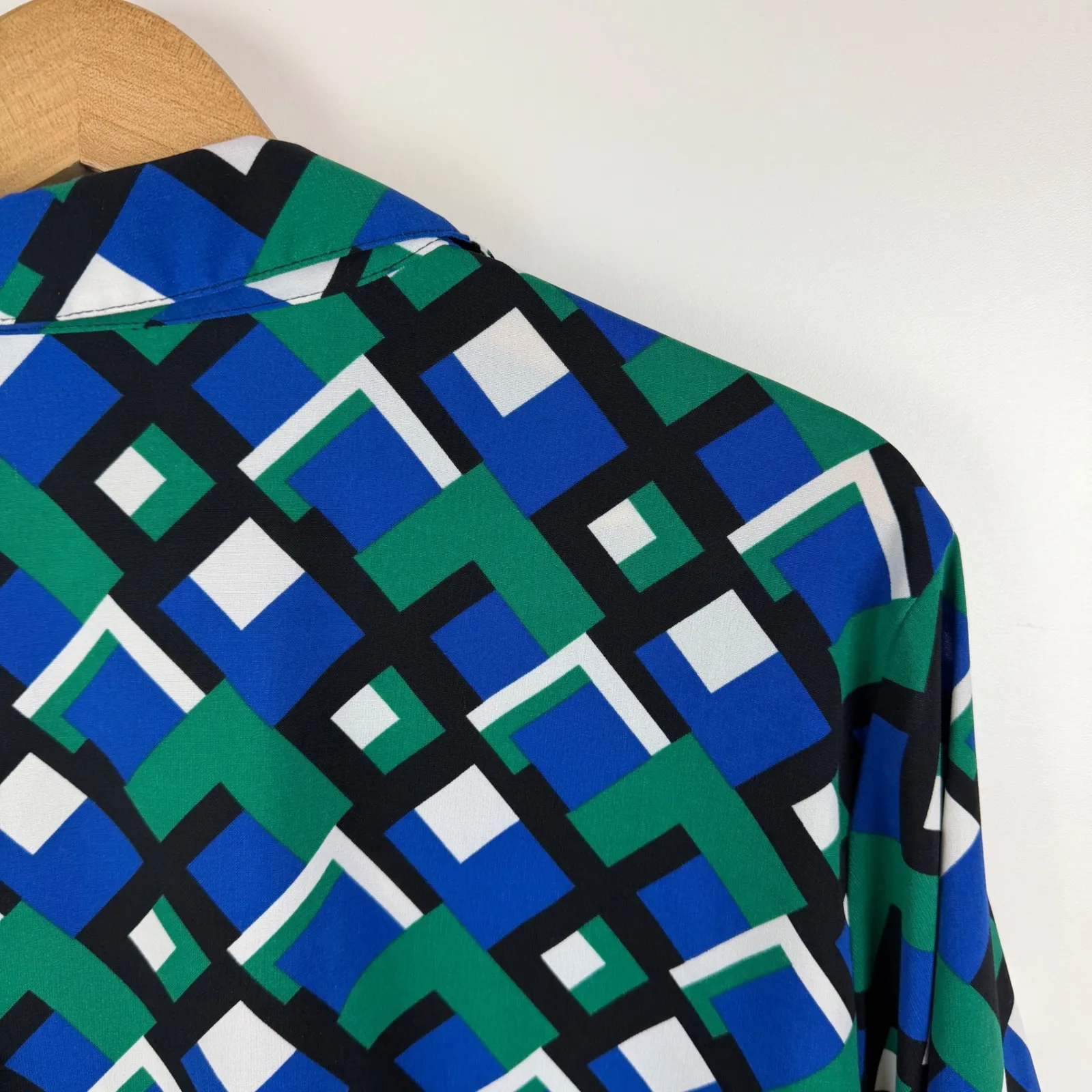 Catherines Geometric Print Button Up Shirt Size 1X Lightweight Office Artsy Work - Image 3