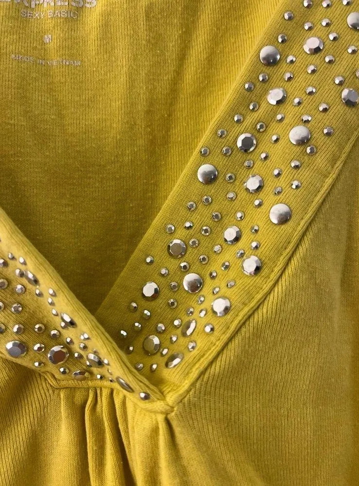 Woman’s Express V-neck shirt size Medium - Image 2