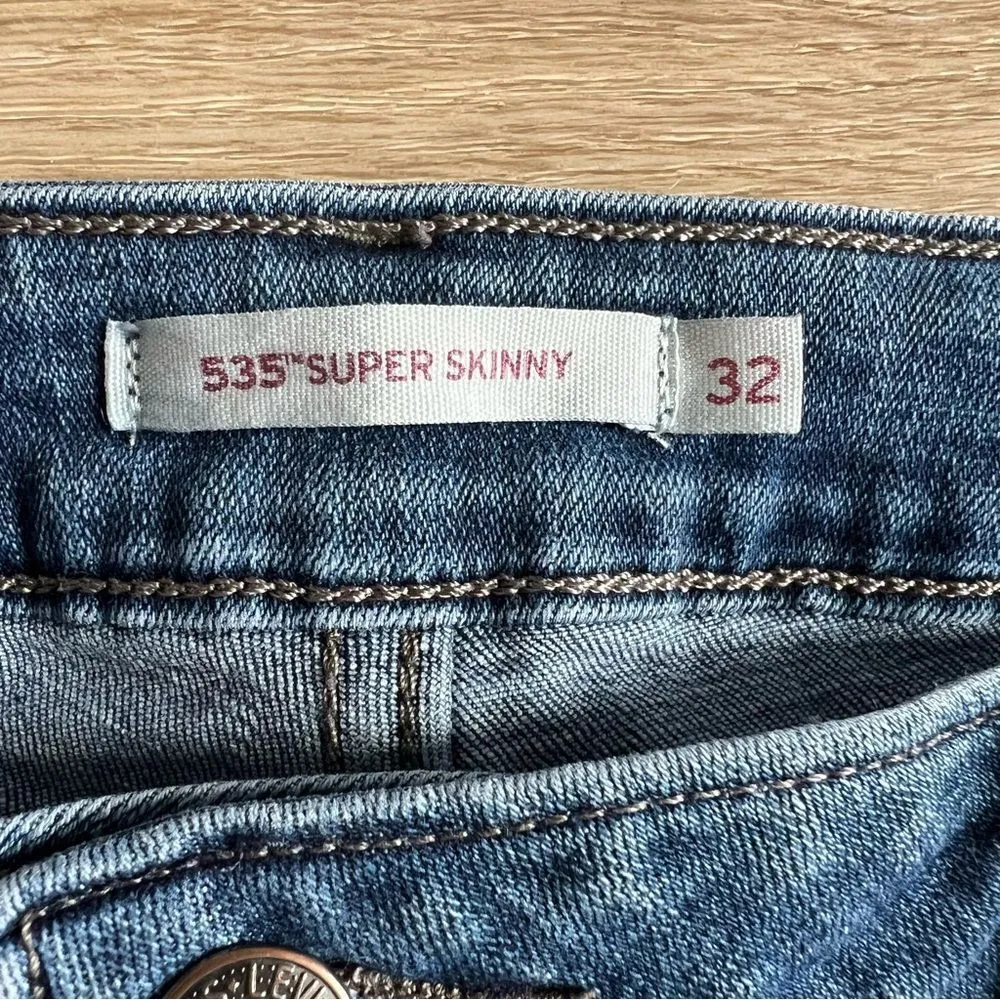 Levi’s 535 Super Skinny Frayed Jeans Size 32 Front Seam Raw Frayed Hem Mid Rise - Image 2