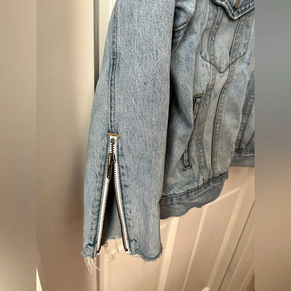 levis ex boyfriend trucker jean jacket Zippers on sleeves, distressed, size M - Image 8