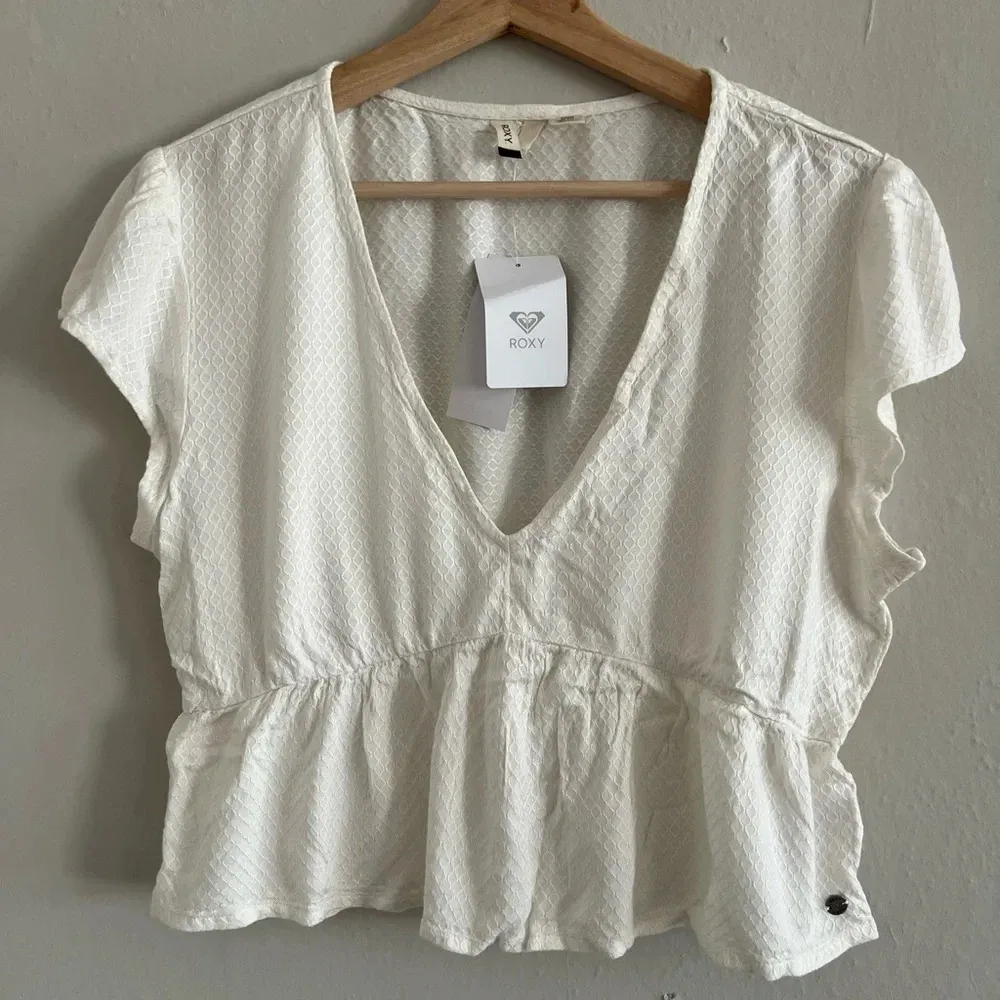 ROXY Ivory Textured Cropped Top Short Sleeve V Neck Peplum hem Size XL - Image 2