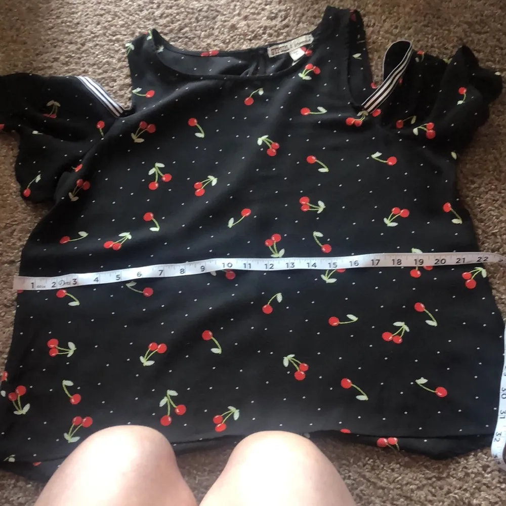 cherry cold shoulder shirt size large - Image 10