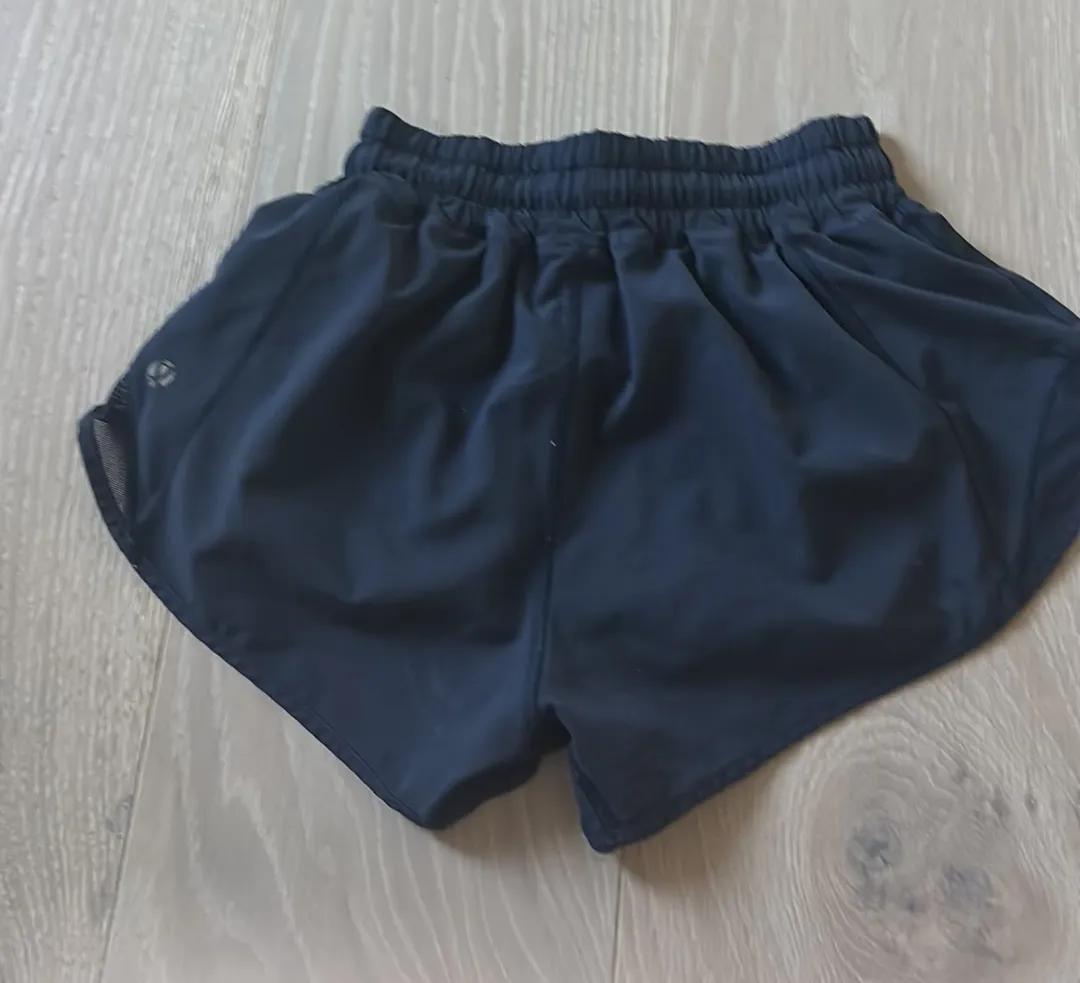Lululemon low rise 2.5” hotty hot shorts - Image 2