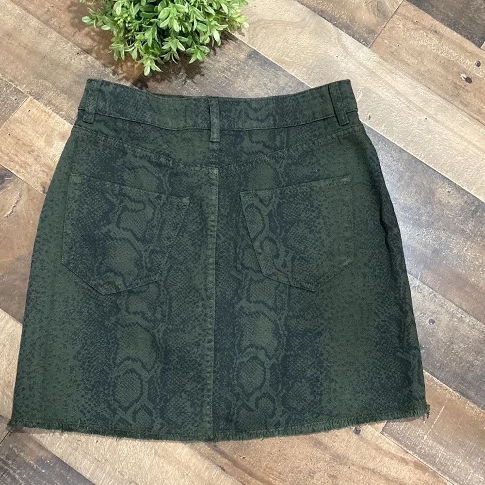 Hollister jean skirt ultra high rise 27 waist snake print green & black pockets‎ - Image 4