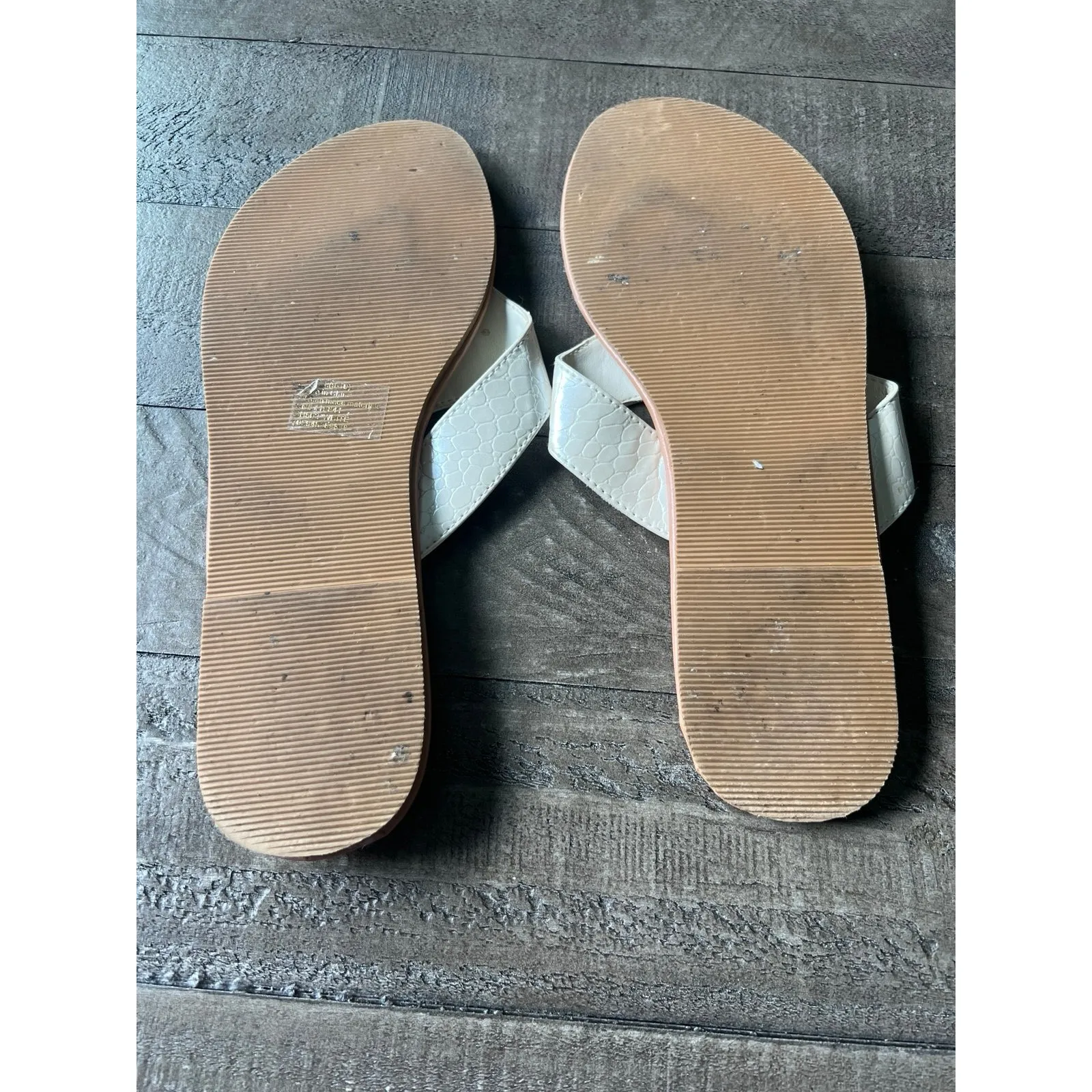 Chaps Ralph Lauren women slip on flip flops white with tan soles Size 9/10‎ - Image 4