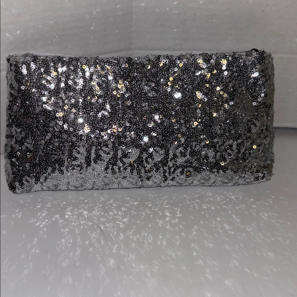 SILVER SEQUINED CLUTCH SNAP CLOSURE
ONE SIDE SILVER SATIN OTHER SIDE SEQUINED - Image 2